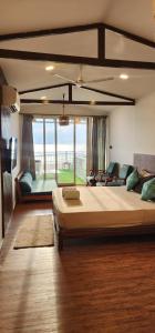 Postel nebo postele na pokoji v ubytování Aqua Beach Stays Ashwem
