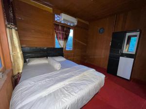 un letto grande in una stanza con una finestra di MAXWELL Pondok Wisata a Likupang