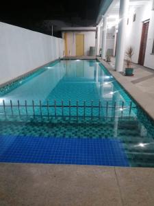 - une grande piscine avec des carreaux bleus dans un bâtiment dans l'établissement Luna Park & Resort, à Kottakupam 10 autres photos