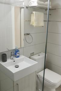 Ένα μπάνιο στο Spacious Apartment, NEAR PINIKOUDES BEACH +39 φωτογραφίες
