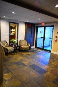 Posezení v ubytování Days Inn by Wyndham Sylvan Lake