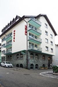een gebouw waar een auto voor geparkeerd staat bij Hotel Löhr in Baden-Baden