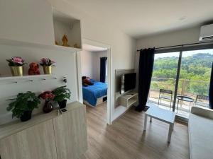 TV a/nebo společenská místnost v ubytování Phyll Phuket - Luxury Resort-Style Comfort