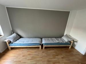 a small room with two beds in the corner at EMAS4 Wohnung mit 2 Einzelbetten, Küche in Krefeld