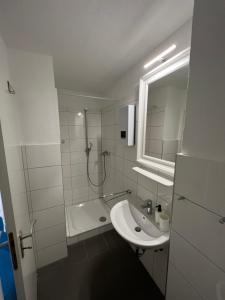 a white bathroom with a sink and a shower at EMAS4 Wohnung mit 2 Einzelbetten, Küche in Krefeld