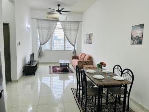 クアラルンプールにあるVUE Residences Hkl Klcc viewのテーブルとソファのあるリビングルーム