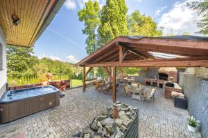 Bazén v ubytování Holiday Home Smržovka nebo v jeho okolí