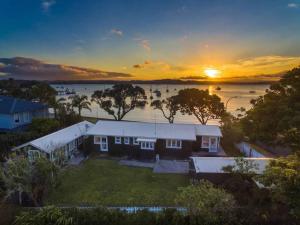 una vista aerea di una casa con tramonto di LAST ON THE STRAND, RUSSELL - The BOATHOUSE a Russell