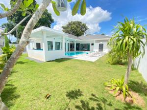 una villa con piscina y palmeras en MANEE Jasmine Pool Villa, Bangrak, Bo Phut, Fisherman's Village, en Bangrak Beach