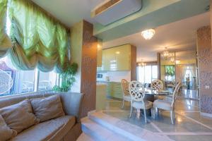 Posezení v ubytování Royal Suites Whith Free Parking