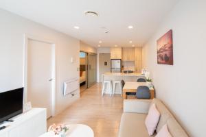 Köök või kööginurk majutusasutuses Gorgeous High Floor Skytower view 2 Bedroom Apartment in Auckland CBD