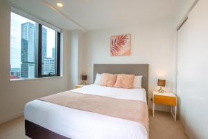 Voodi või voodid majutusasutuse Gorgeous High Floor Skytower view 2 Bedroom Apartment in Auckland CBD toas