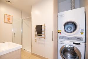 Vannituba majutusasutuses Gorgeous High Floor Skytower view 2 Bedroom Apartment in Auckland CBD