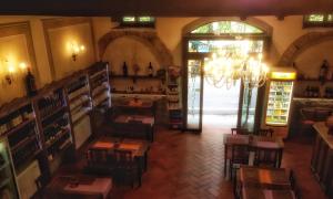 una vista sul soffitto di un ristorante con tavoli e lampadario a braccio di Locanda Dei Baroni - Antica Dimora a Camaldoli