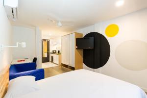 Postel nebo postele na pokoji v ubytování Upstairs Downstairs CoLiving Kampung Pandan