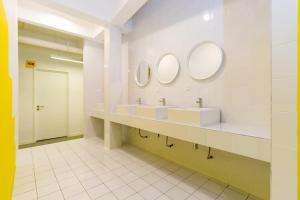 Koupelna v ubytování Upstairs Downstairs CoLiving Kampung Pandan