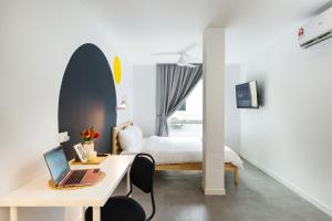 TV a/nebo společenská místnost v ubytování Upstairs Downstairs CoLiving Kampung Pandan