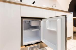 Kuchyň nebo kuchyňský kout v ubytování Upstairs Downstairs CoLiving Kampung Pandan + 64 fotografií