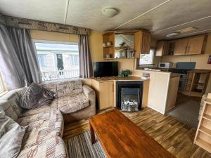 Η κουζίνα ή μικρή κουζίνα στο 8 Berth Caravan For Hire By The Beautiful Beach In Heacham, Norfolk Ref 21055A