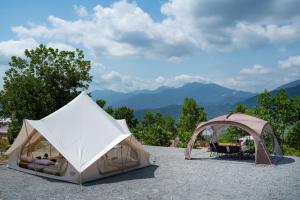 Nespecifikovaný výhled na hory nebo výhled na hory při pohledu z luxury tent + 37 fotografií