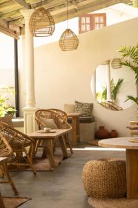 Istumisnurk majutusasutuses Surf Lodge Madiha