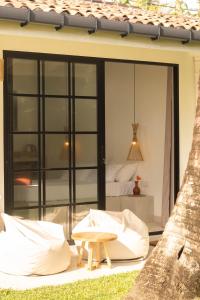 Istumisnurk majutusasutuses Surf Lodge Madiha
