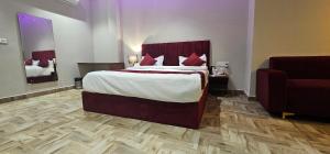Postel nebo postele na pokoji v ubytování Hotel K9 Regency sirsa