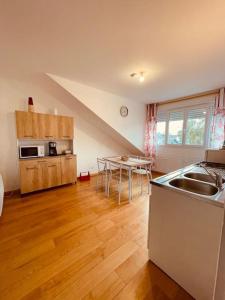 Kuchyň nebo kuchyňský kout v ubytování Appartement 200m de la plage