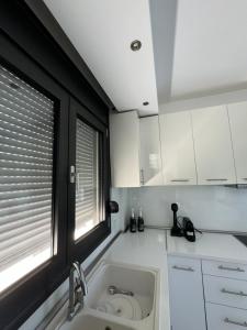 Kuchyň nebo kuchyňský kout v ubytování Possidi Hiliadou Boutique Resort