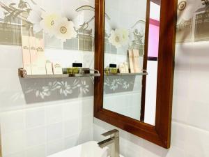 a bathroom with a mirror and a sink at The Cozy Corner-Budget Hotel in Phumĭ Kâmpóng Kândal +40 photos