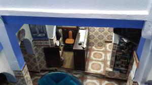 una vista dall'alto di una cucina e di un soggiorno di Hotel Souika a Chefchaouen