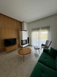 TV a/nebo společenská místnost v ubytování Possidi Hiliadou Boutique Resort
