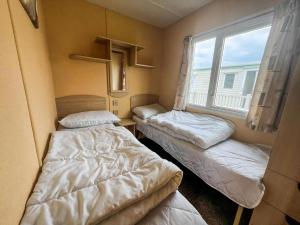 Ένα ή περισσότερα κρεβάτια σε δωμάτιο στο 8 Berth Caravan For Hire By The Beautiful Beach In Heacham, Norfolk Ref 21055A