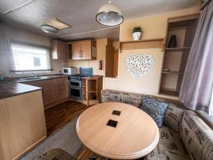 Η κουζίνα ή μικρή κουζίνα στο 8 Berth Caravan For Hire By The Beautiful Beach In Heacham, Norfolk Ref 21055A +9 φωτογραφίες