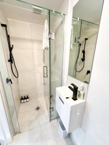 Ένα μπάνιο στο Cosy Modern Home - New Build in Christchurch +27 φωτογραφίες