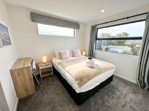 Ένα ή περισσότερα κρεβάτια σε δωμάτιο στο Cosy Modern Home - New Build in Christchurch