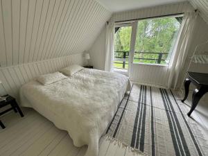 Voodi või voodid majutusasutuse Cozy, Thatched Cottage With Modern Décor toas