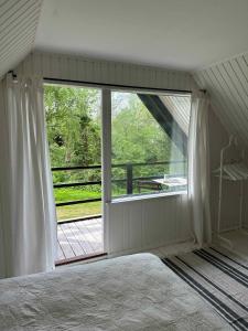 Voodi või voodid majutusasutuse Cozy, Thatched Cottage With Modern Décor toas