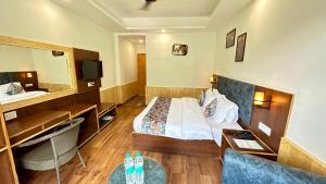 Postel nebo postele na pokoji v ubytování Ocean Inn & Meadows Inn ! Couple Friendly ! Family Hotel ! Walking Distance From Mall Road + 32 fotografií