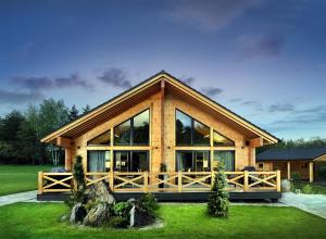 een huis met een groot raam bij Vila Valentina in Veľká Lomnica