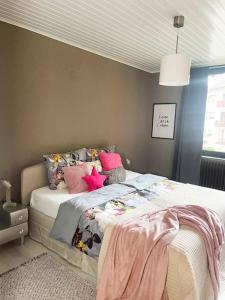 a bedroom with a bed with colorful pillows at Urlaub in der Eifel direkt am Rursee - Seewinkel in Simmerath