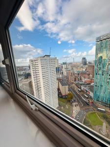 una vista de una ciudad desde una ventana en A - Newley Renovated Private Self-Contained Room in a Shared Apartment in Birmingham City Centre, en Birmingham