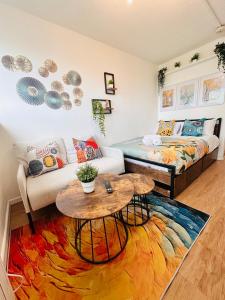 una sala de estar con un sofá y una mesa en A - Newley Renovated Private Self-Contained Room in a Shared Apartment in Birmingham City Centre, en Birmingham