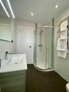 un bagno con doccia e lavandino di Apartamento de lujo River Suites a Santander