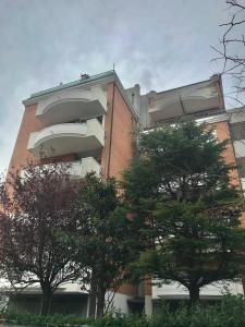 里米尼Appartamento per relax的前面有树木的高楼