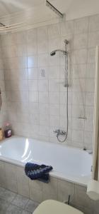 里米尼Appartamento per relax的带浴缸和淋浴的浴室 更多5张照片