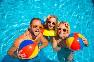 3 persone in una piscina con palline da spiaggia di Great Dog Friendly Caravan To Hire With Field Views In Norfolk Ref 10132B a Belton