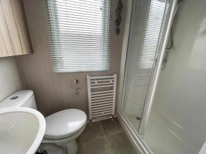 Koupelna v ubytování Beautiful Caravan With Decking And Free Wifi At Highfield Grange Ref 26740Wr