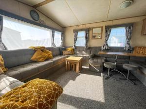Gallery image of Brilliant 8 Berth Caravan At Valley Farm Holiday Park, Essex Ref 46443V in Great Clacton +9 photos