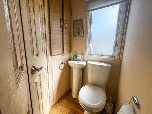 Koupelna v ubytování Great 6 Berth Caravan By The Beach At California Cliffs In Scratby Ref 50010L + 5 fotografií